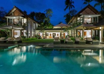 Seseh Beach Villa I - The villa at night
