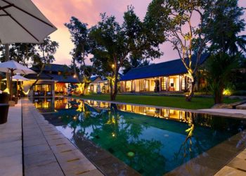 Villa San - Pool and villa at dusk